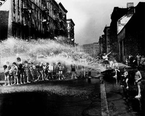 Durante el verano, la ducha colectiva, Lower East Side, 1937. / Fuente: elmundo.es